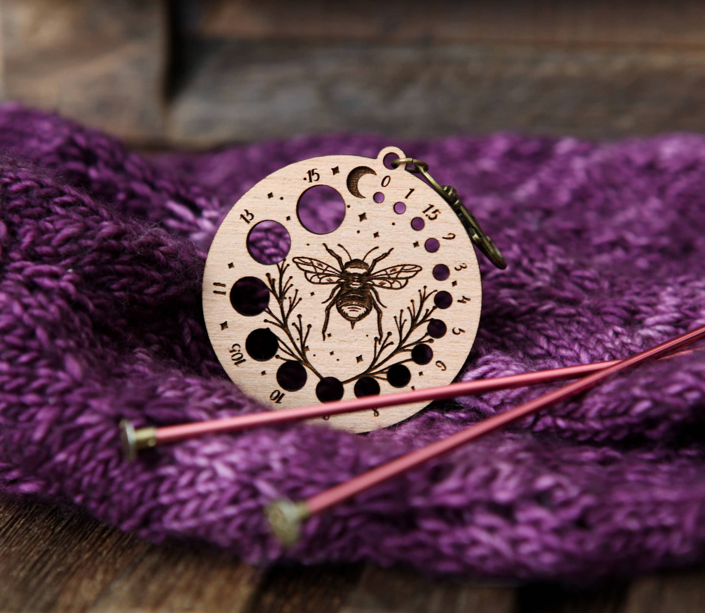 Bee & Moon Knitting Needle Gauge