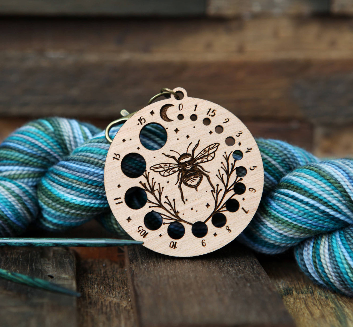 Bee & Moon Knitting Needle Gauge